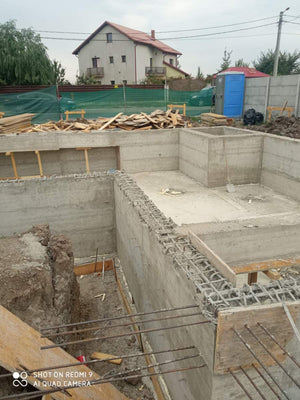 Démoulage du sous-sol de la fondation de la maison sur structure métallique de 420 mètres carrés thumbnail