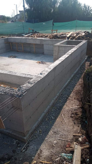 Démoulage du sous-sol de la fondation de la maison sur structure métallique de 420 mètres carrés thumbnail