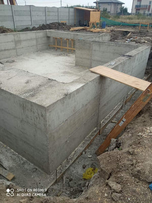 Démoulage du sous-sol de la fondation de la maison sur structure métallique de 420 mètres carrés thumbnail