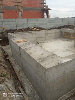 Démoulage du sous-sol de la fondation de la maison sur structure métallique de 420 mètres carrés thumbnail