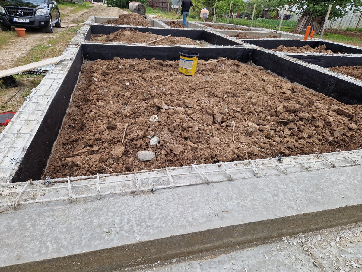 Démontage des poutres de fondation, application d'un revêtement bitumi