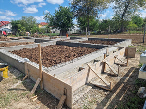 Démontage des poutres de fondation, application d'un revêtement bitumineux et remblai de terre thumbnail