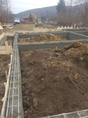 Démoulage des poutres de fondation et compactage pour la pension agrotouristique de 220 mètres carrés thumbnail