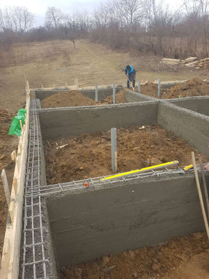 Démoulage des poutres de fondation et compactage pour la pension agrotouristique de 220 mètres carrés thumbnail