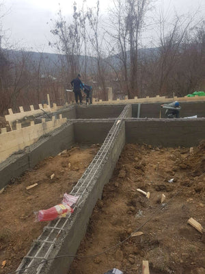 Démoulage des poutres de fondation et compactage pour la pension agrotouristique de 220 mètres carrés thumbnail