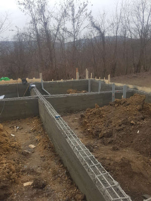 Démoulage des poutres de fondation et compactage pour la pension agrotouristique de 220 mètres carrés thumbnail