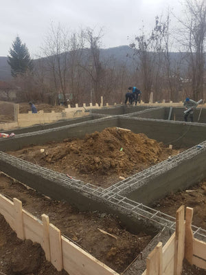 Démoulage des poutres de fondation et compactage pour la pension agrotouristique de 220 mètres carrés thumbnail