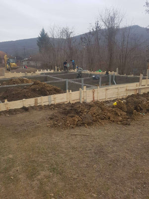 Démoulage des poutres de fondation et compactage pour la pension agrotouristique de 220 mètres carrés thumbnail