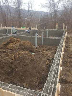 Démoulage des poutres de fondation et compactage pour la pension agrotouristique de 220 mètres carrés thumbnail