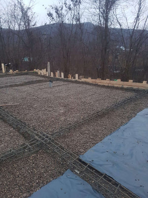 Démoulage des poutres de fondation et compactage pour la pension agrotouristique de 220 mètres carrés thumbnail