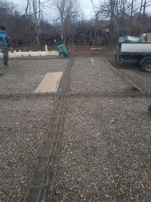 Démoulage des poutres de fondation et compactage pour la pension agrotouristique de 220 mètres carrés thumbnail