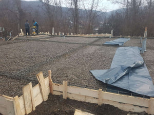 Démoulage des poutres de fondation et compactage pour la pension agrotouristique de 220 mètres carrés thumbnail