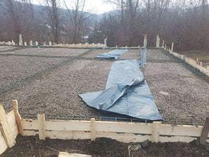 Démoulage des poutres de fondation et compactage pour la pension agrotouristique de 220 mètres carrés thumbnail