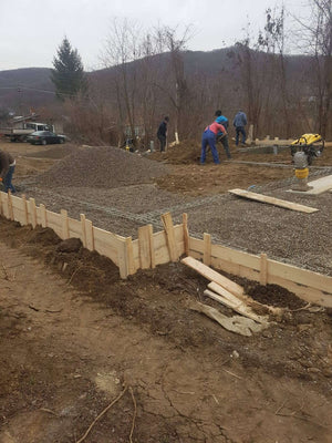 Démoulage des poutres de fondation et compactage pour la pension agrotouristique de 220 mètres carrés thumbnail