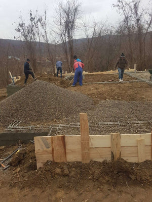 Démoulage des poutres de fondation et compactage pour la pension agrotouristique de 220 mètres carrés thumbnail