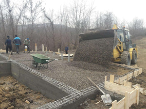 Démoulage des poutres de fondation et compactage pour la pension agrotouristique de 220 mètres carrés thumbnail