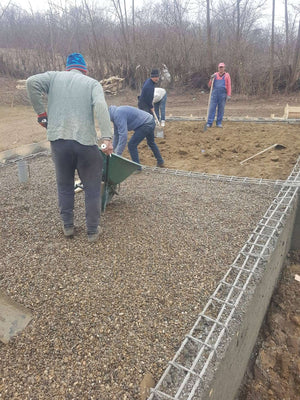 Démoulage des poutres de fondation et compactage pour la pension agrotouristique de 220 mètres carrés thumbnail