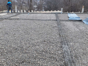Démoulage des poutres de fondation et compactage pour la pension agrotouristique de 220 mètres carrés thumbnail