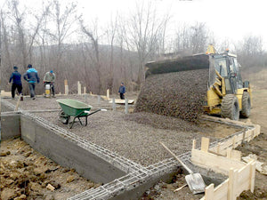 Démoulage des poutres de fondation et compactage pour la pension agrotouristique de 220 mètres carrés thumbnail