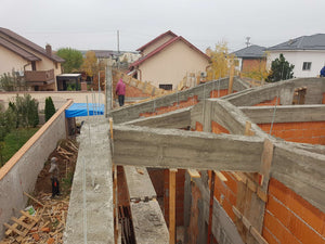 Démoulage des poutres et revêtement extérieur en polystyrène pour la maison en briques à Mogosoaia thumbnail