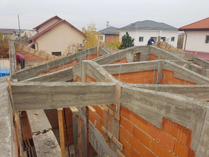Démoulage des poutres et revêtement extérieur en polystyrène pour la maison en briques à Mogosoaia thumbnail