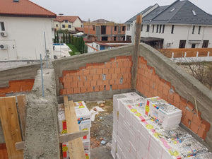 Démoulage des poutres et revêtement extérieur en polystyrène pour la maison en briques à Mogosoaia thumbnail