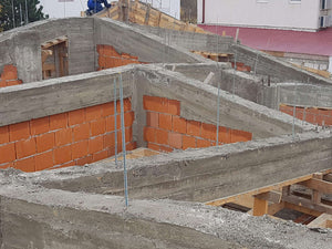 Démoulage des poutres et revêtement extérieur en polystyrène pour la maison en briques à Mogosoaia thumbnail