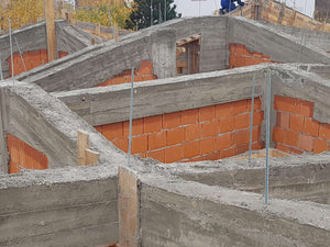 Démoulage des poutres et revêtement extérieur en polystyrène pour la maison en briques à Mogosoaia thumbnail