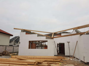 Démoulage des poutres et revêtement extérieur en polystyrène pour la maison en briques à Mogosoaia thumbnail