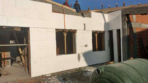 Démoulage des poutres et revêtement extérieur en polystyrène pour la maison en briques à Mogosoaia thumbnail