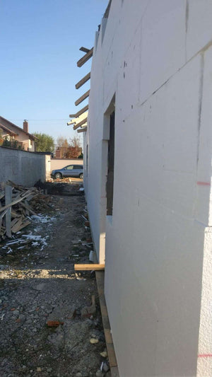 Démoulage des poutres et revêtement extérieur en polystyrène pour la maison en briques à Mogosoaia thumbnail