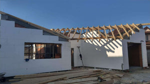 Démoulage des poutres et revêtement extérieur en polystyrène pour la maison en briques à Mogosoaia thumbnail