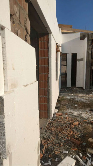 Démoulage des poutres et revêtement extérieur en polystyrène pour la maison en briques à Mogosoaia thumbnail