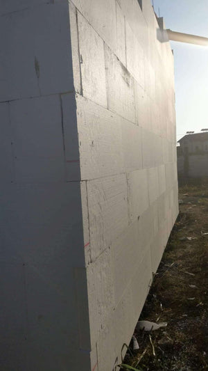 Démoulage des poutres et revêtement extérieur en polystyrène pour la maison en briques à Mogosoaia thumbnail