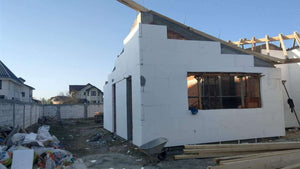 Démoulage des poutres et revêtement extérieur en polystyrène pour la maison en briques à Mogosoaia thumbnail