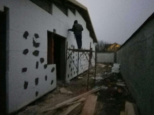 Démoulage des poutres et revêtement extérieur en polystyrène pour la maison en briques à Mogosoaia thumbnail