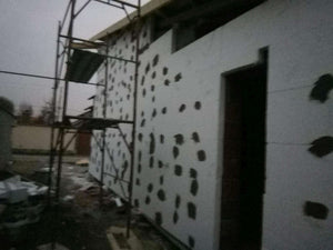 Démoulage des poutres et revêtement extérieur en polystyrène pour la maison en briques à Mogosoaia thumbnail