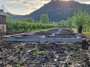 Démontage des poutres, remplissage de la fondation et armature de la dalle pour le projet d'une maison à étage thumbnail