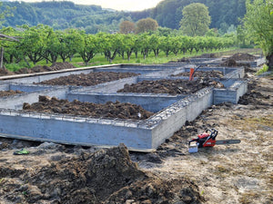 Démontage des poutres, remplissage de la fondation et armature de la dalle pour le projet d'une maison à étage thumbnail