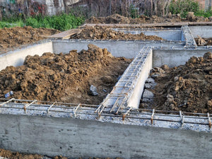Démontage des poutres, remplissage de la fondation et armature de la dalle pour le projet d'une maison à étage thumbnail