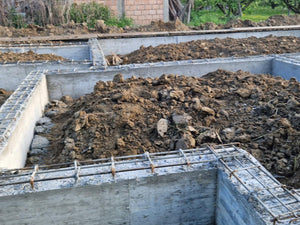 Démontage des poutres, remplissage de la fondation et armature de la dalle pour le projet d'une maison à étage thumbnail