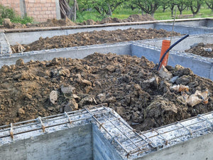 Démontage des poutres, remplissage de la fondation et armature de la dalle pour le projet d'une maison à étage thumbnail