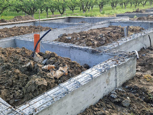 Démontage des poutres, remplissage de la fondation et armature de la dalle pour le projet d'une maison à étage thumbnail