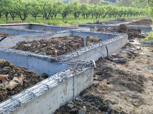 Démontage des poutres, remplissage de la fondation et armature de la dalle pour le projet d'une maison à étage thumbnail