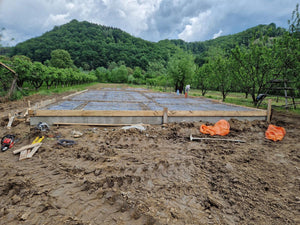 Démontage des poutres, remplissage de la fondation et armature de la dalle pour le projet d'une maison à étage thumbnail