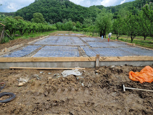 Démontage des poutres, remplissage de la fondation et armature de la dalle pour le projet d'une maison à étage thumbnail