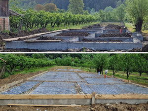Démontage des poutres, remplissage de la fondation et armature de la dalle pour le projet d'une maison à étage thumbnail