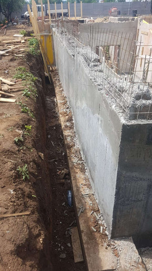 Démoulage des murs périphériques du sous-sol et imperméabilisation pour le projet de halle de 240 mètres carrés thumbnail