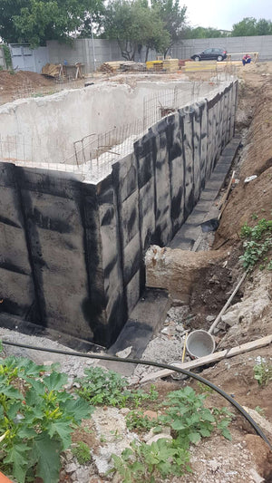 Démoulage des murs périphériques du sous-sol et imperméabilisation pour le projet de halle de 240 mètres carrés thumbnail