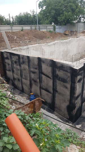 Démoulage des murs périphériques du sous-sol et imperméabilisation pour le projet de halle de 240 mètres carrés thumbnail